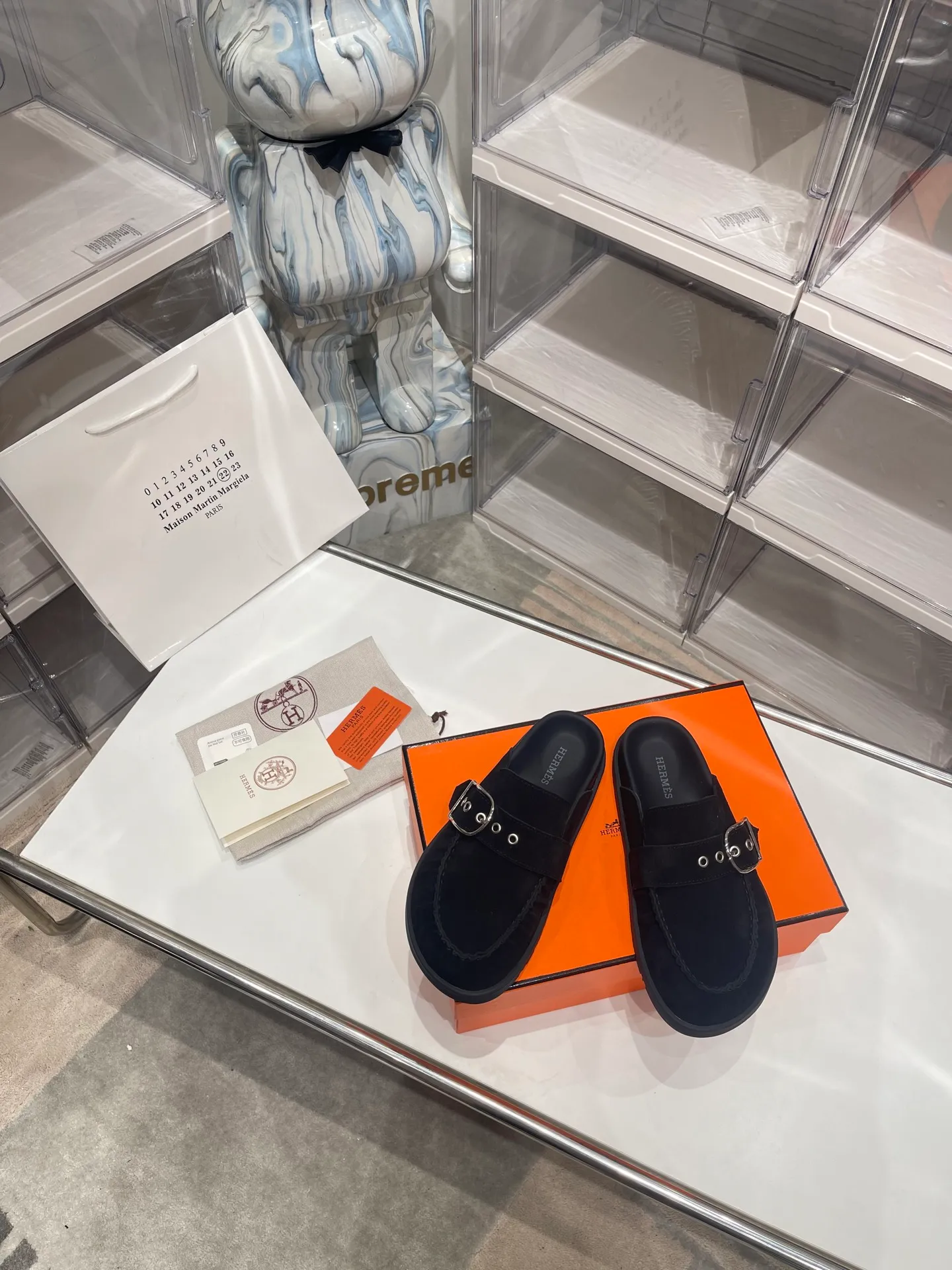 [H Family Hermès] P: 540💰 Size: Male 39-44 (45 46 customized) Female 35-40 (41 42 customized) HERMES Hermès latest kelly buckle couple style Birkenstock slippers, classic family language design! It looks good no matter how you match it! Casual and high-end feeling, the comfort is also great, paired with a variety of colorful socks, it gives a trendy and high-end feel ●Upper: imported cow suede ●Inner: imported sheepskin ●Foot pads: imported mixed sheepskin ●Outsole: Tpu non-slip and wear-resistant outsole